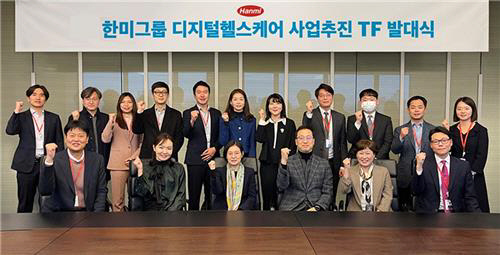 한미약품그룹 주요 임직원들이 '디지털 헬스케어 사업추진 TF 발대식'에 참석해 기념 사진을 촬영하고 있다. 앞줄 왼쪽부터 최인영 R&D센터장, 김나영 신제품개발본부장, 임주현 사장, 박재현 대표이사, 박명희 국내사업본부장, 경대성 전략마케팅팀 상무. 한미그룹 제공.